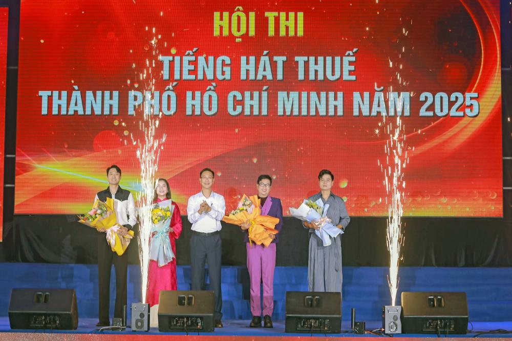 Đạo diễn – nhạc sĩ Holy Thắng hòa giọng hát cùng các chiến sĩ tại A80-2140-1
