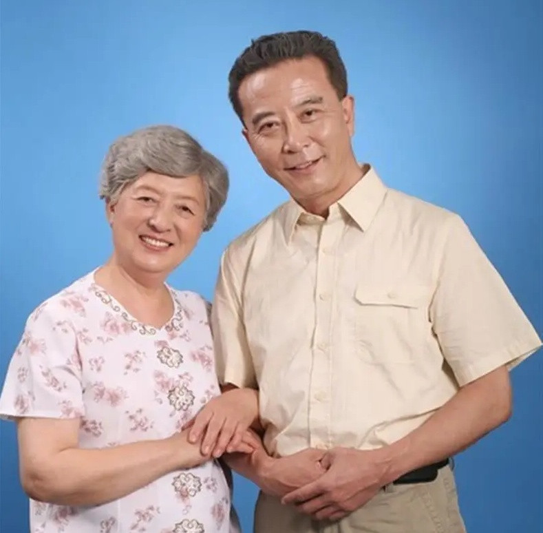 Dù ly hôn, cặp đôi vẫn sống chung nhà, âm thầm ở bên cạnh nhau-2555-1