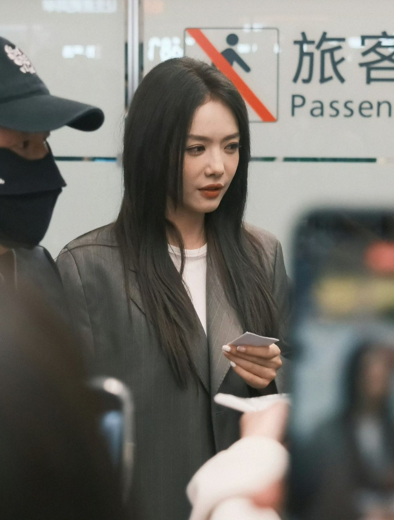 Nữ diễn viên Thái Văn Tịnh bật khóc giữa sân bay.-3171-1