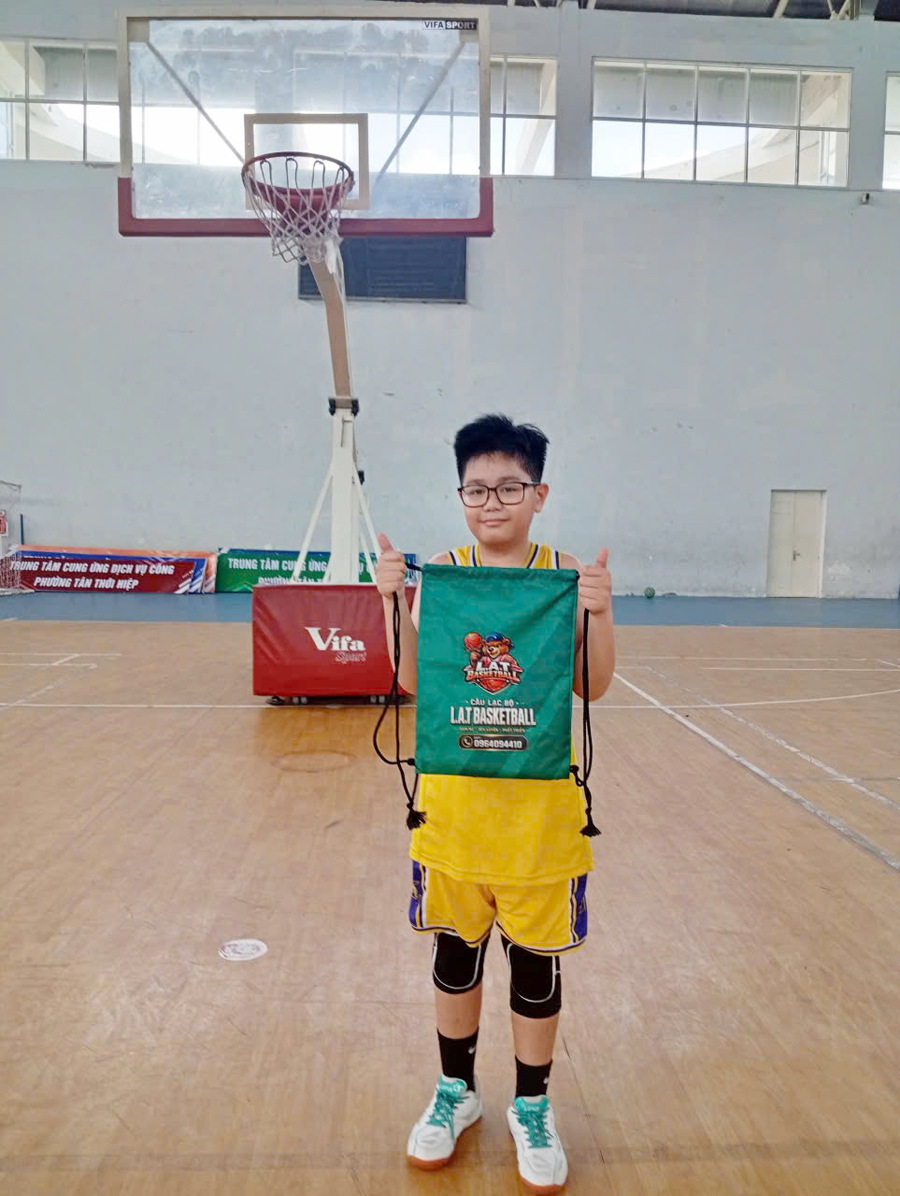 Anh em song sinh Hoàng Khang, Vương Khang ghi bàn tuyệt đẹp tại buổi thi đấu bóng rổ-4813-1