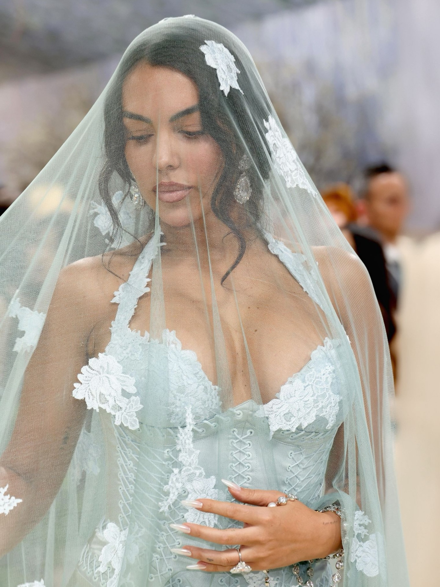 Georgina Rodriguez xuất hiện như cô dâu tại MET GALA-4815-1