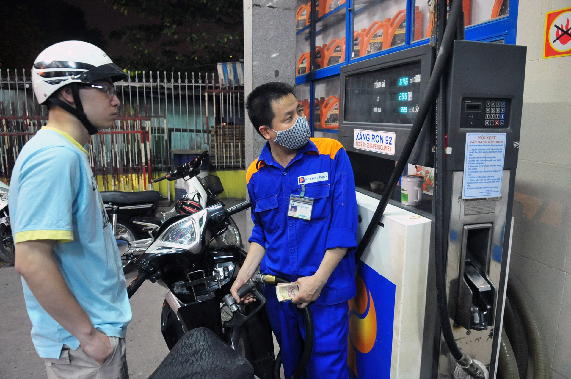 Giá xăng tiếp tục đi lên-2713-1