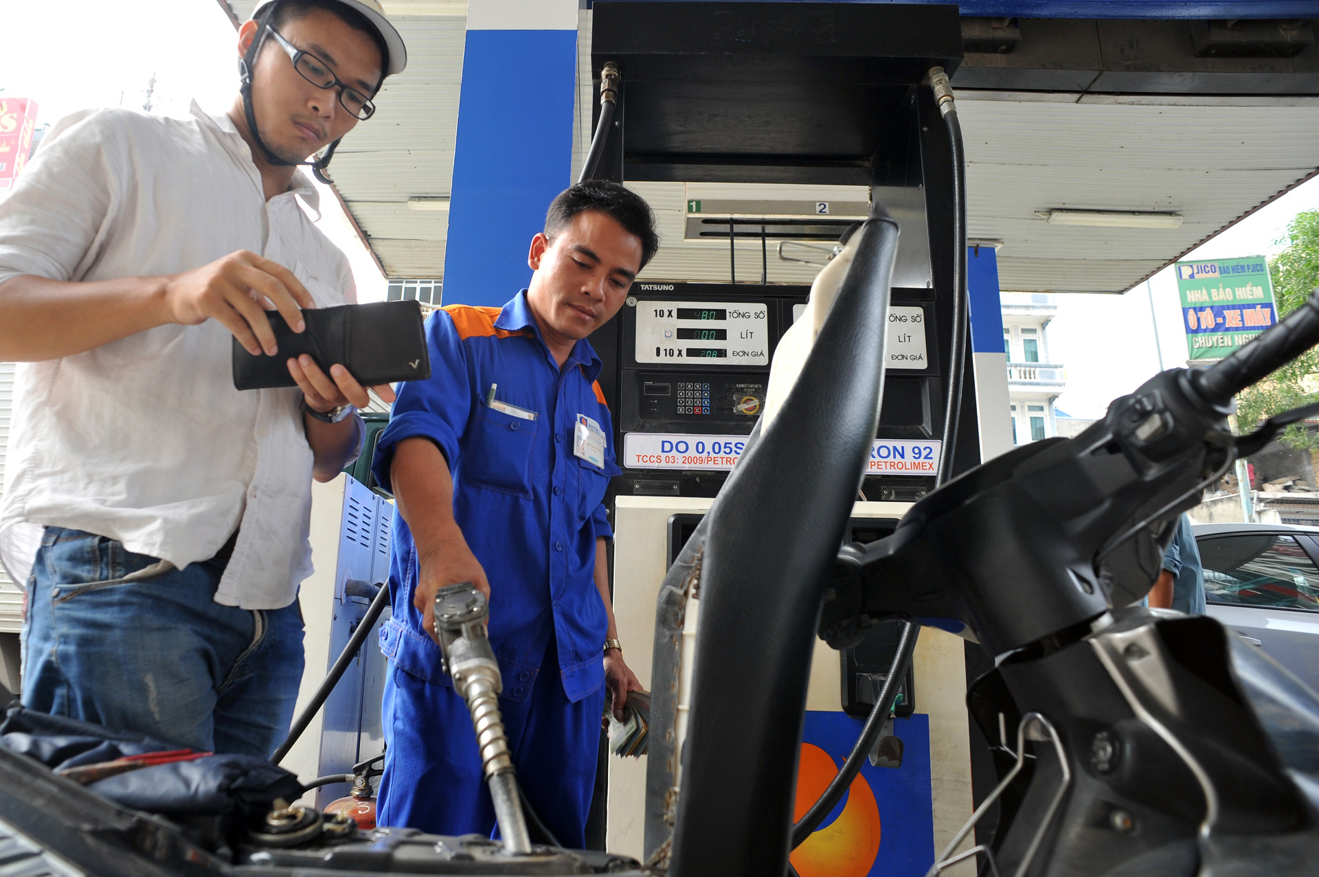 Giá xăng dầu chỉ còn hơn 18.000 đồng/lít-2528-1