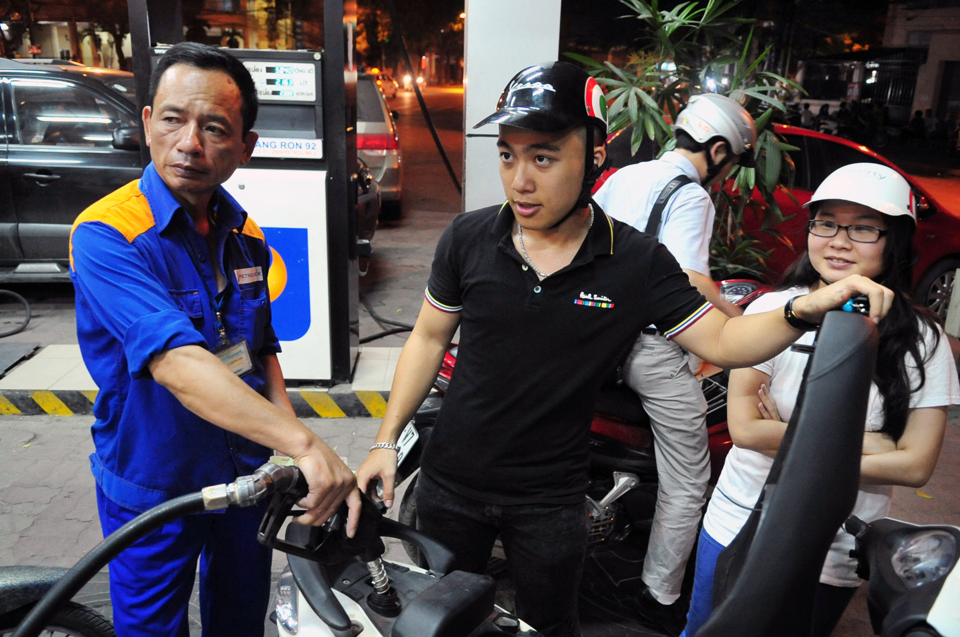 Giá xăng đảo chiều đi xuống.-2626-1