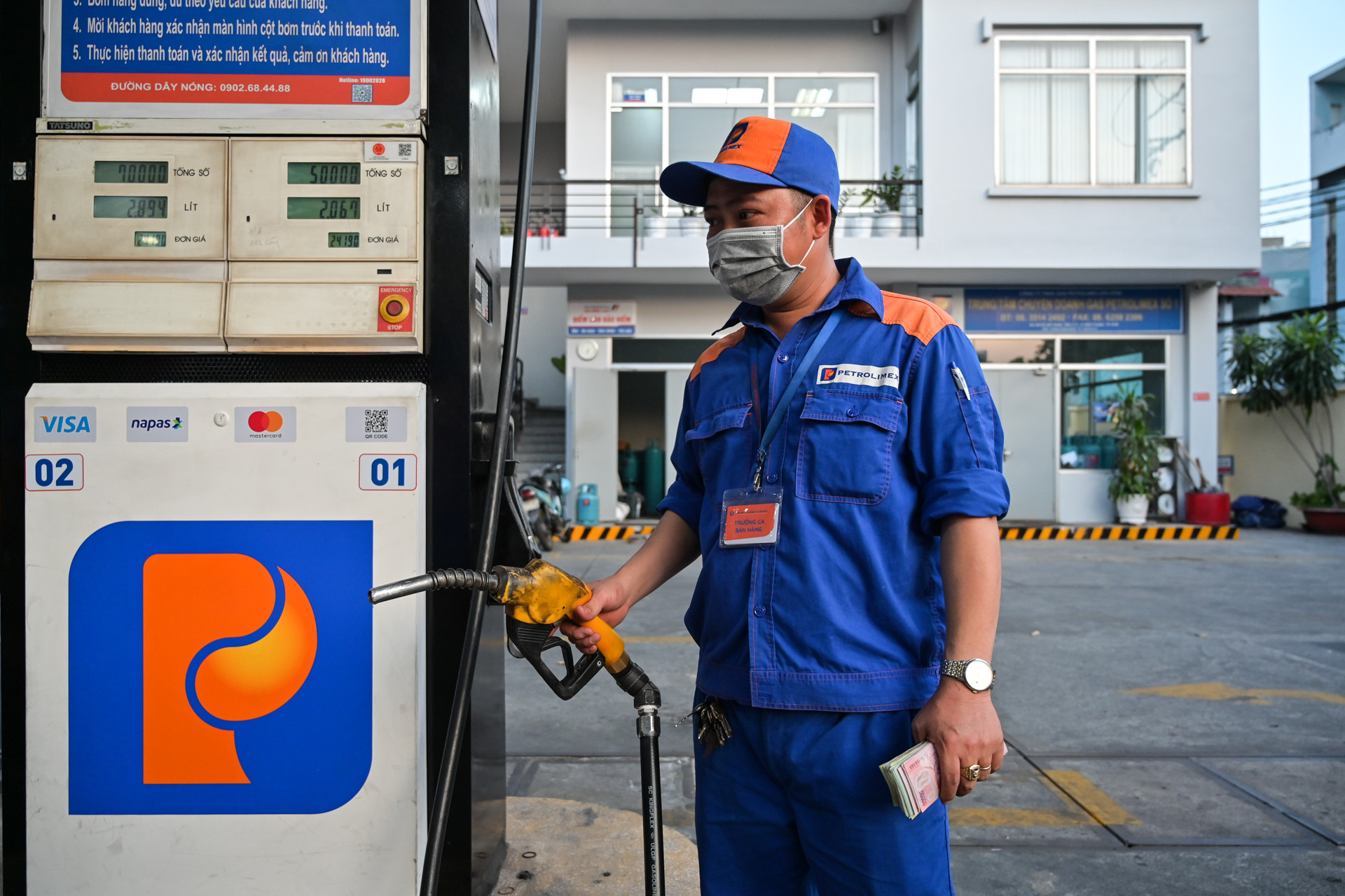 Giá xăng được điều chỉnh tăng mạnh-2798-1