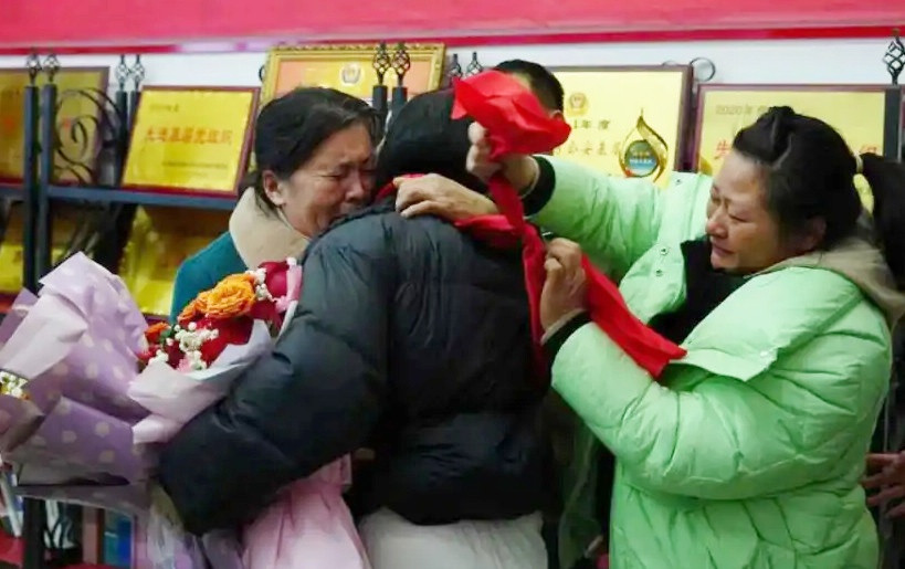 Giây phút đoàn tụ sau 31 năm xa cách-2746-1