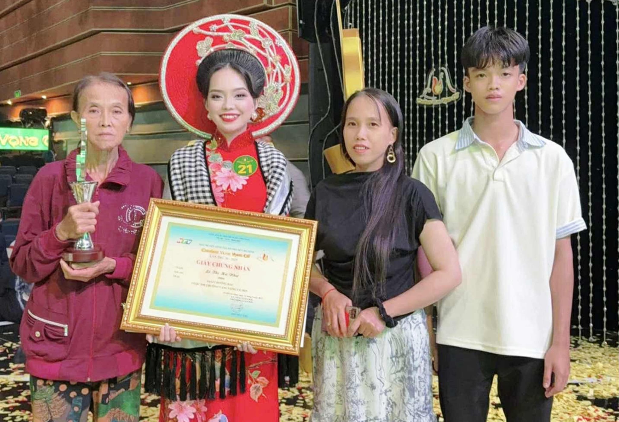 Học trò của NS Thy Nhung đạt Chuông bạc vọng cổ 2025-2170-1