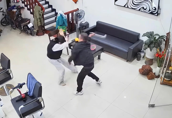 Tạm giữ người đàn ông cầm dao truy đuổi hai mẹ con-2519-1