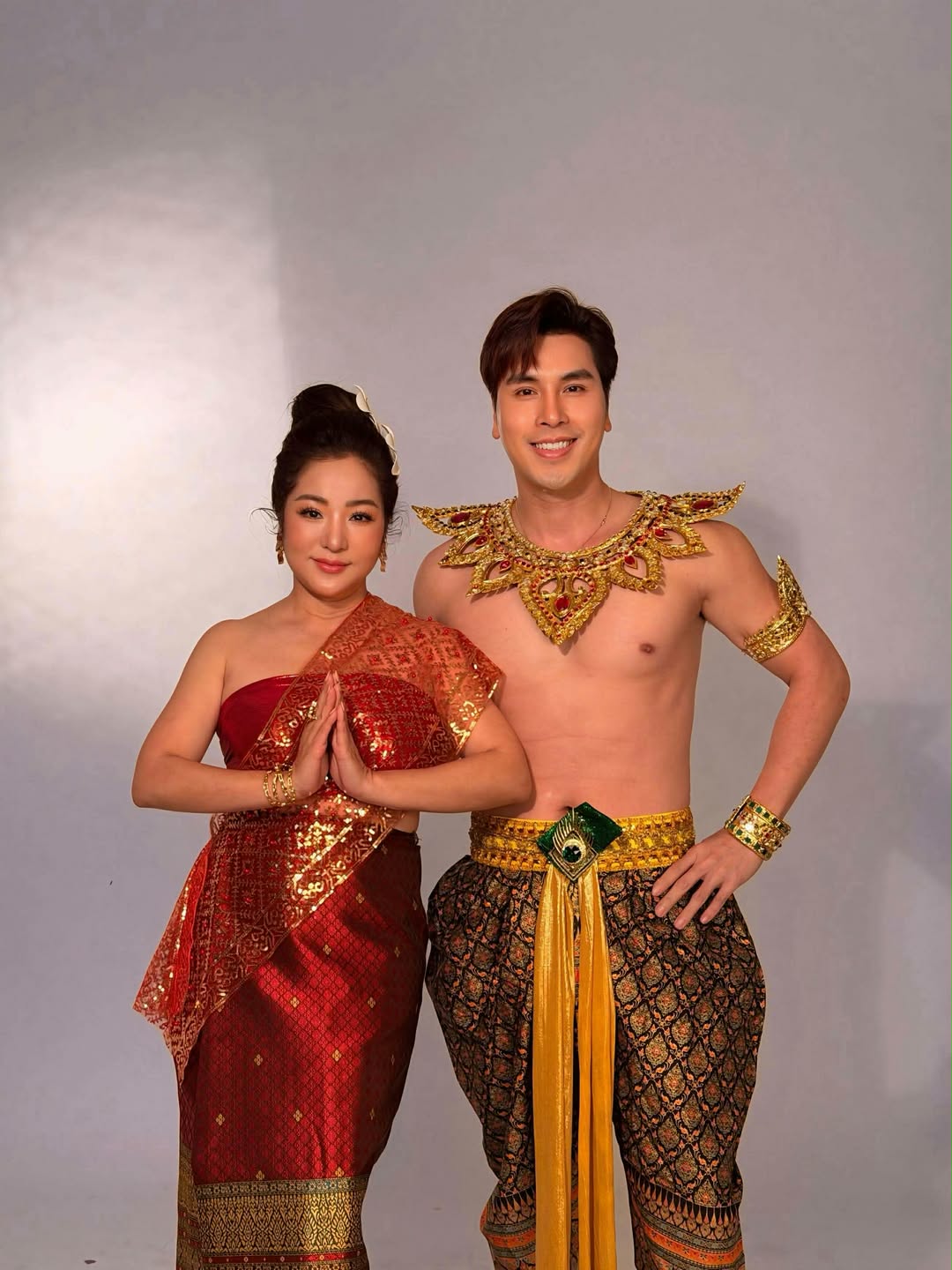 Người Việt tại Mỹ xôn xao khi bắt gặp Nam vương Hoàng Phi Kha đi dán poster-2687-1