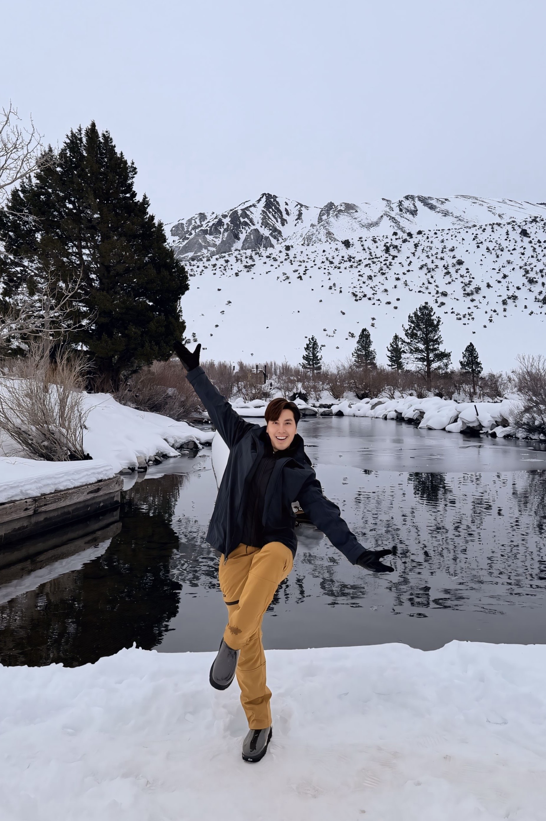 Người Việt tại Mỹ xôn xao khi bắt gặp Nam vương Hoàng Phi Kha đi dán poster-2687-1