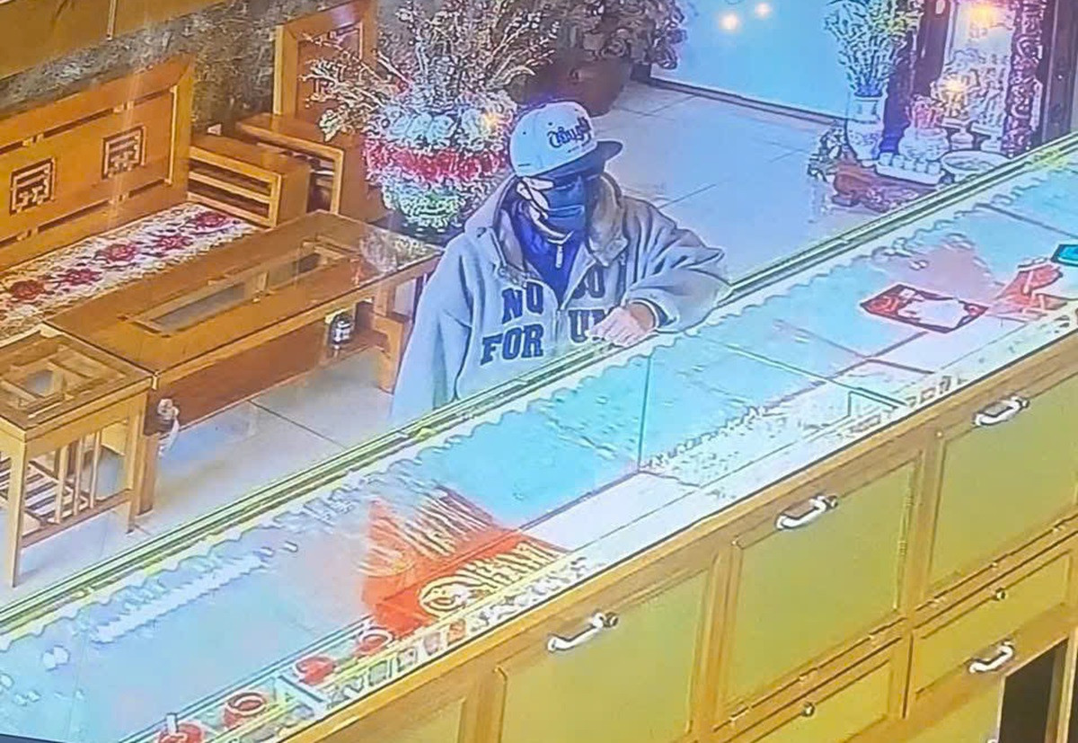 Bắt giữ nghi can cướp tiệm vàng-2496-1