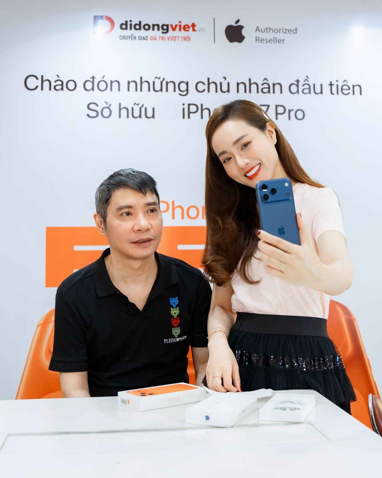 Vợ chồng NSND Công Lý check-in 'Táo' mới tại Di Động Việt-2218-1