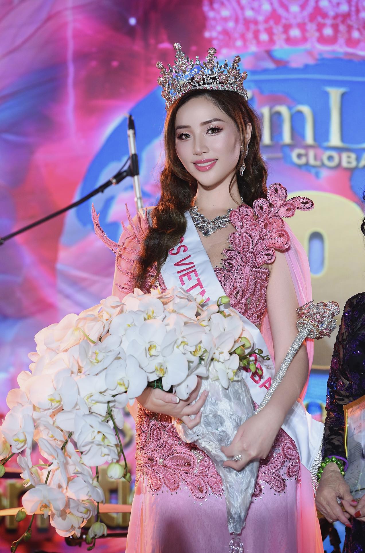 Hoa hậu Việt Nam toàn cầu “Mỵ Nương” Natasha Đào mong muốn nhiều chuyến đi từ thiện tại quê nhà-2348-1