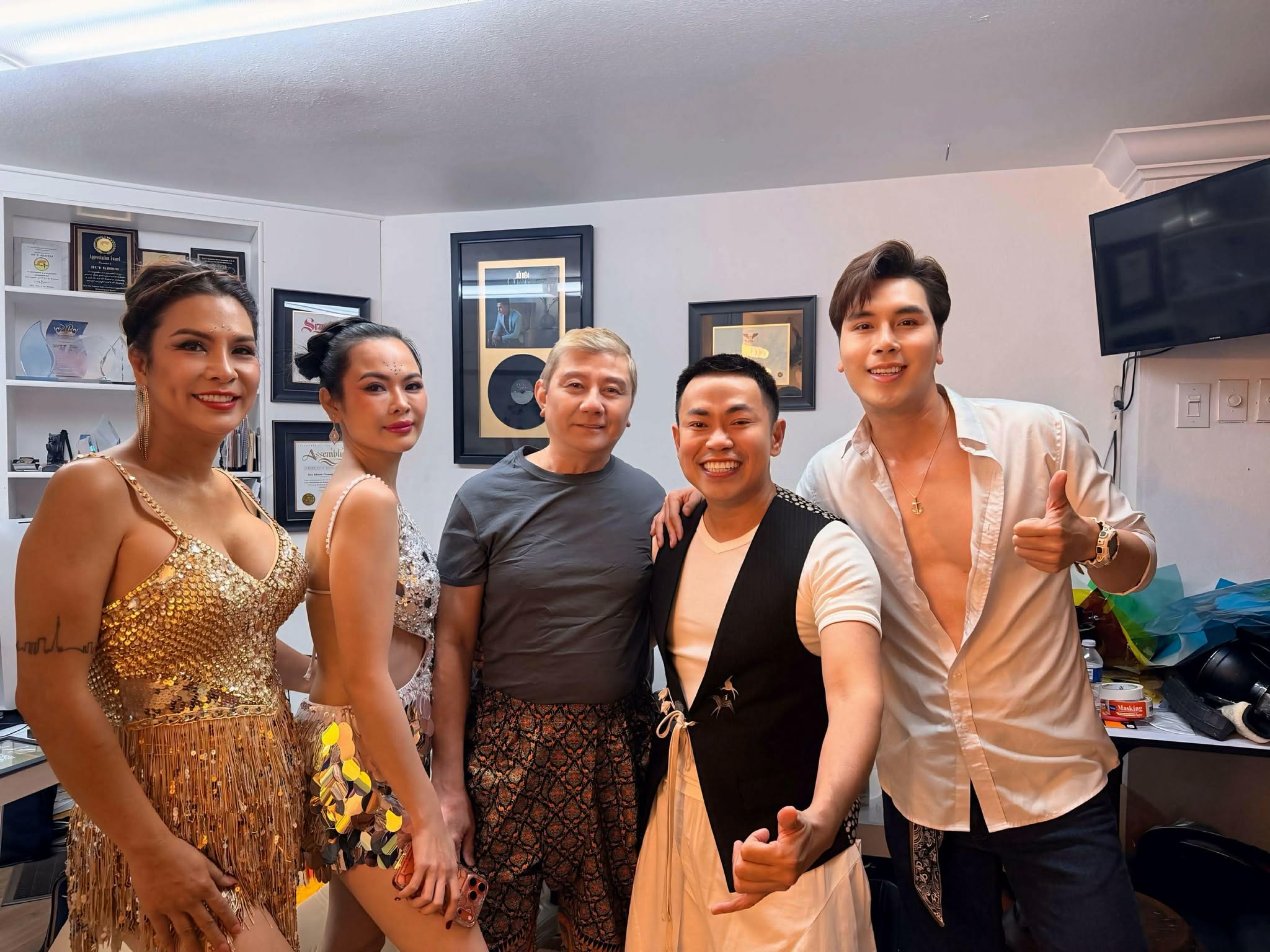 Người Việt tại Mỹ xôn xao khi bắt gặp Nam vương Hoàng Phi Kha đi dán poster-2687-1