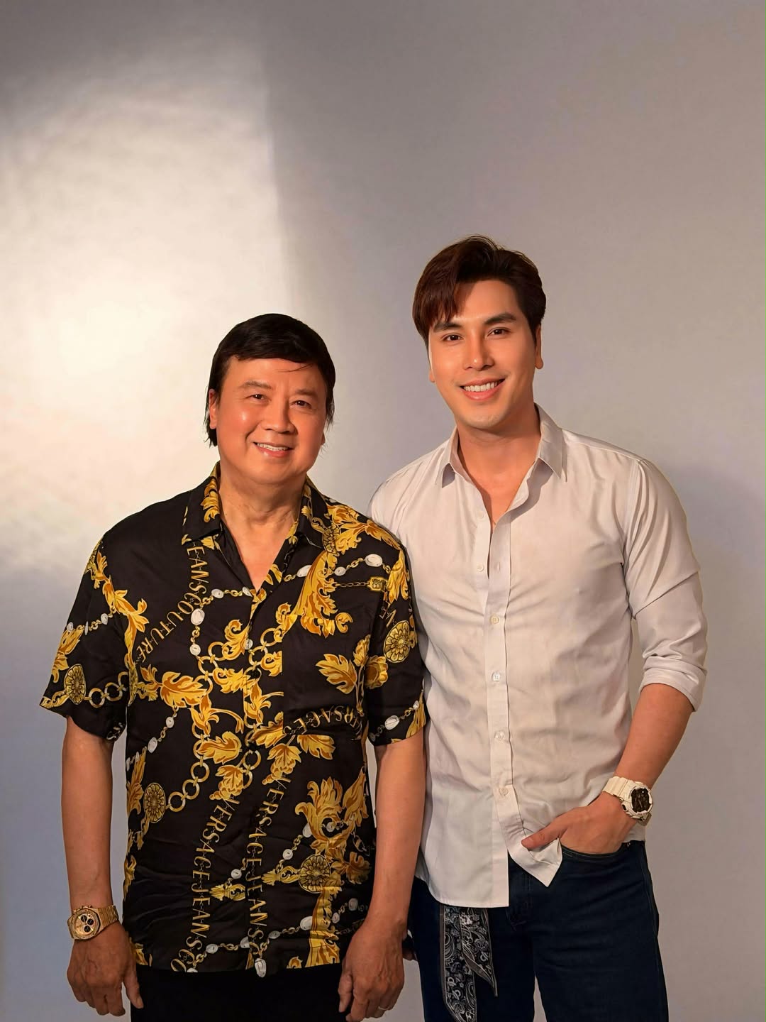 Người Việt tại Mỹ xôn xao khi bắt gặp Nam vương Hoàng Phi Kha đi dán poster-2687-1