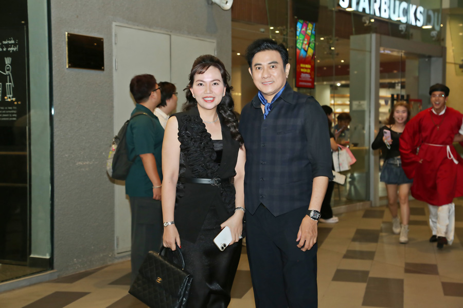 Hoàng Phúc tình tứ đi xem phim cùng bà xã Uyên Phương dịp cuối năm-2726-1