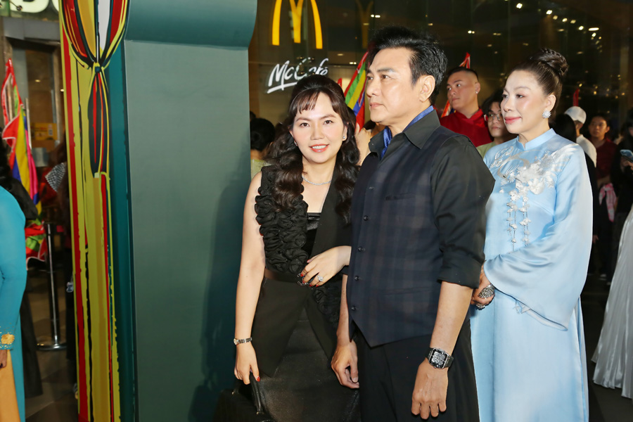 Hoàng Phúc tình tứ đi xem phim cùng bà xã Uyên Phương dịp cuối năm-2726-2