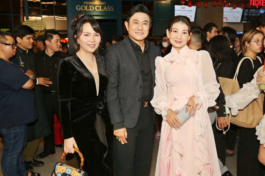 Hoàng Phúc - Uyên Phương cùng sánh đôi diện trang phục đen đồng điệu rạng rỡ trên thảm đỏ-4841-1