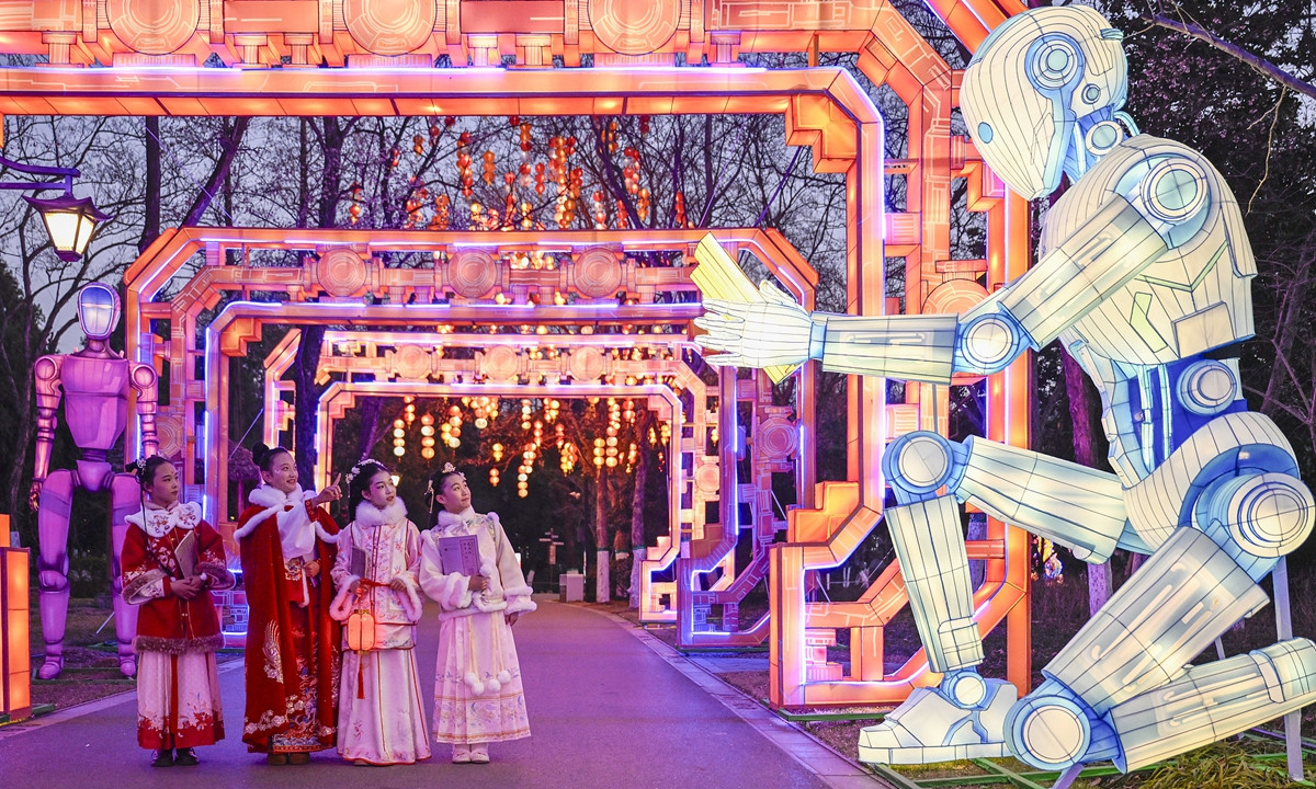 Đèn lồng robot hình người tại một lễ hội ở Hợp Phì, tỉnh An Huy, miền Đông Trung Quốc-2742-1