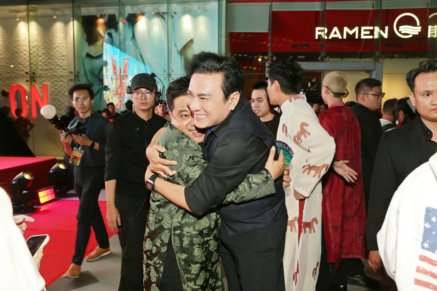 Hoàng Phúc tình tứ đi xem phim cùng bà xã Uyên Phương dịp cuối năm-2726-1