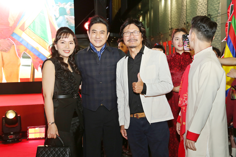 Hoàng Phúc tình tứ đi xem phim cùng bà xã Uyên Phương dịp cuối năm-2726-1