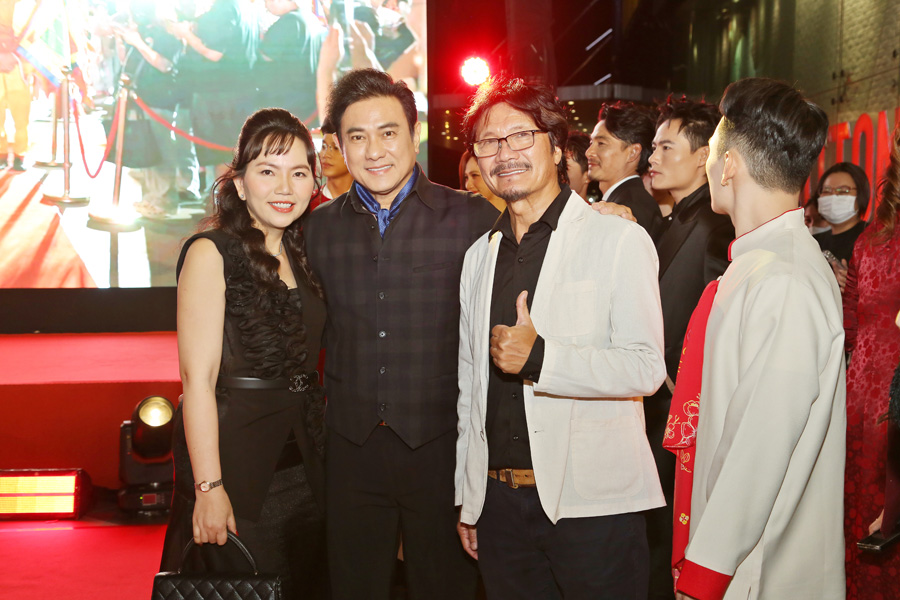 Hoàng Phúc tình tứ đi xem phim cùng bà xã Uyên Phương dịp cuối năm-2726-2