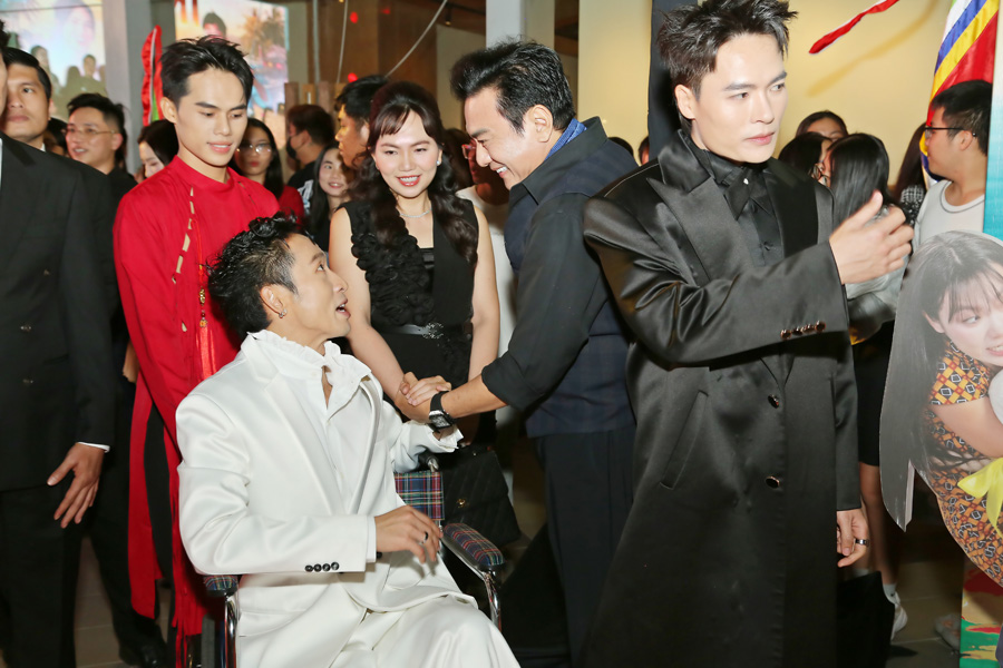 Hoàng Phúc tình tứ đi xem phim cùng bà xã Uyên Phương dịp cuối năm-2726-1