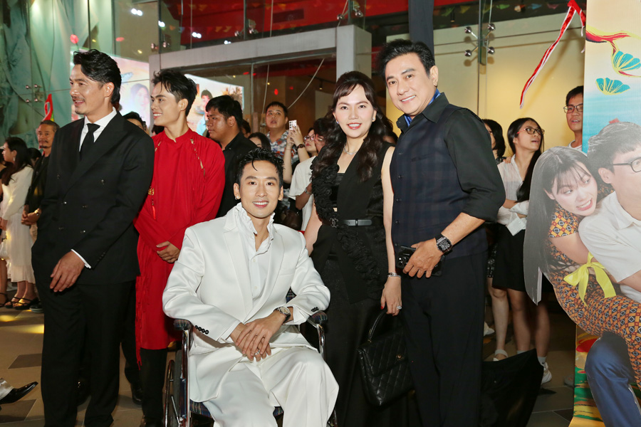 Hoàng Phúc tình tứ đi xem phim cùng bà xã Uyên Phương dịp cuối năm-2726-2