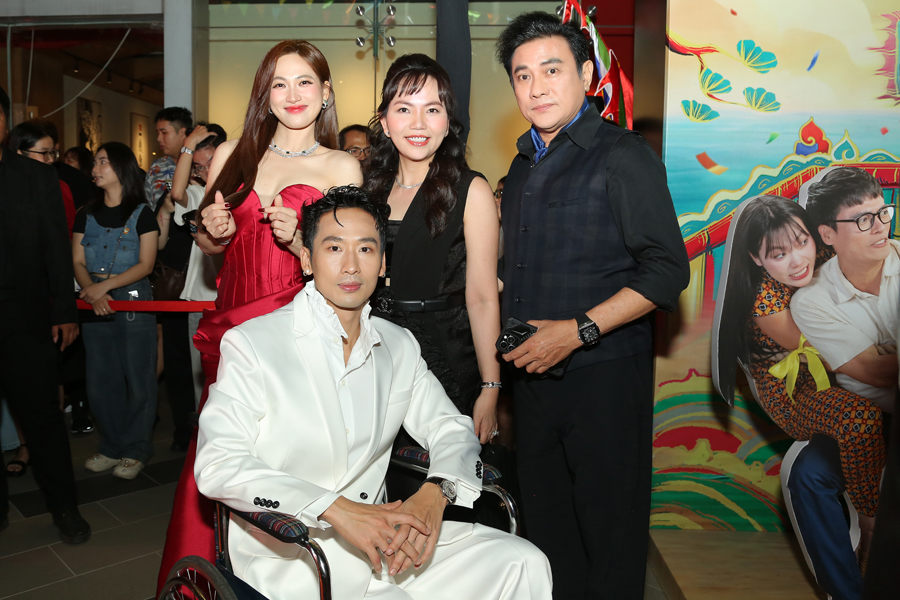 Hoàng Phúc tình tứ đi xem phim cùng bà xã Uyên Phương dịp cuối năm-2726-3