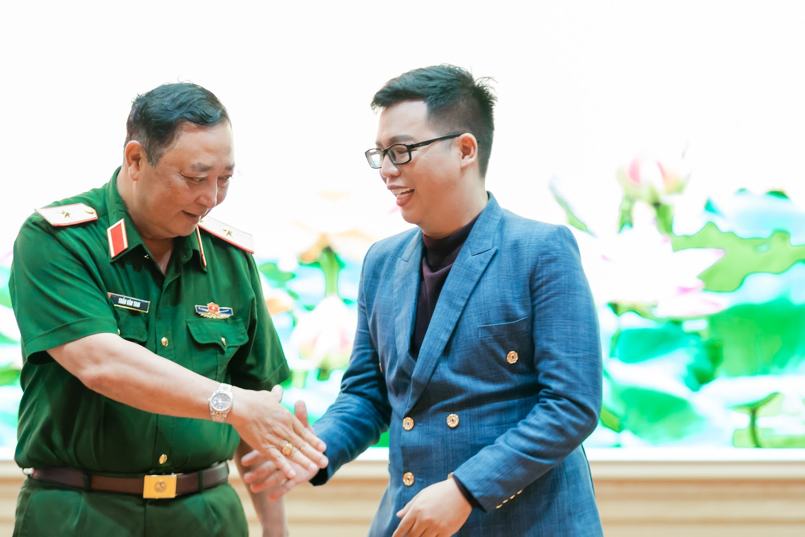 Đạo diễn – nhạc sĩ Holy Thắng hòa giọng hát cùng các chiến sĩ tại A80-2140-1