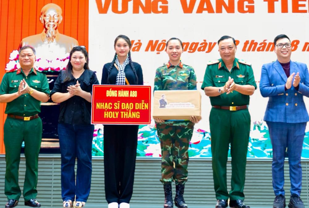 Đạo diễn – nhạc sĩ Holy Thắng hòa giọng hát cùng các chiến sĩ tại A80-2140-2