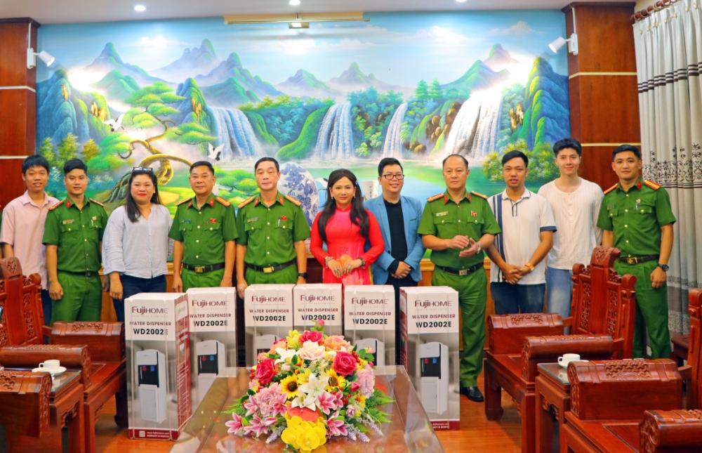 Đạo diễn – nhạc sĩ Holy Thắng hòa giọng hát cùng các chiến sĩ tại A80-2140-1