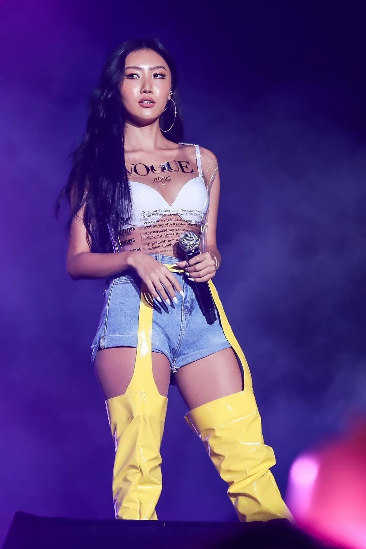 Hwasa kiên định với gu thời trang gợi cảm.-2564-1