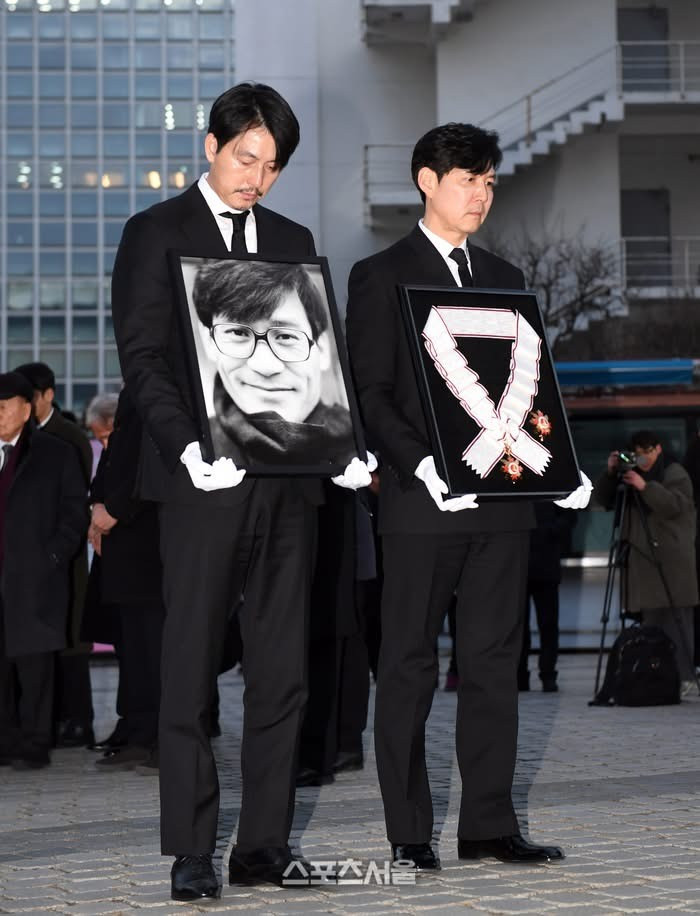 Dàn nghệ sĩ đến viếng Ahn Sung Ki.-2542-1