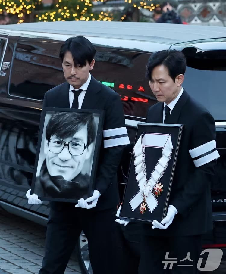 Dàn nghệ sĩ đến viếng Ahn Sung Ki.-2542-3