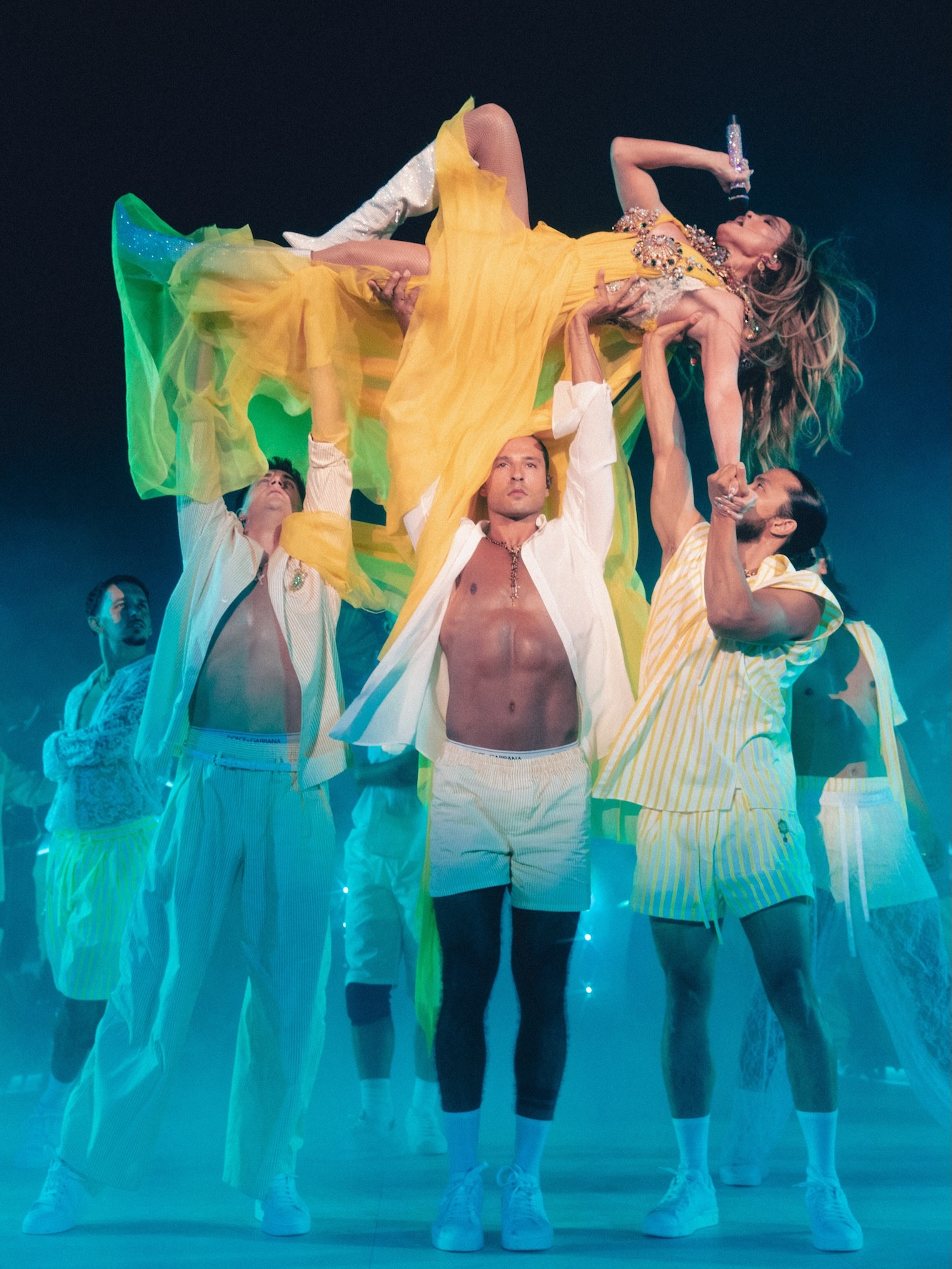 Jennifer Lopez diện đồ sexy đến show diễn-4694-2
