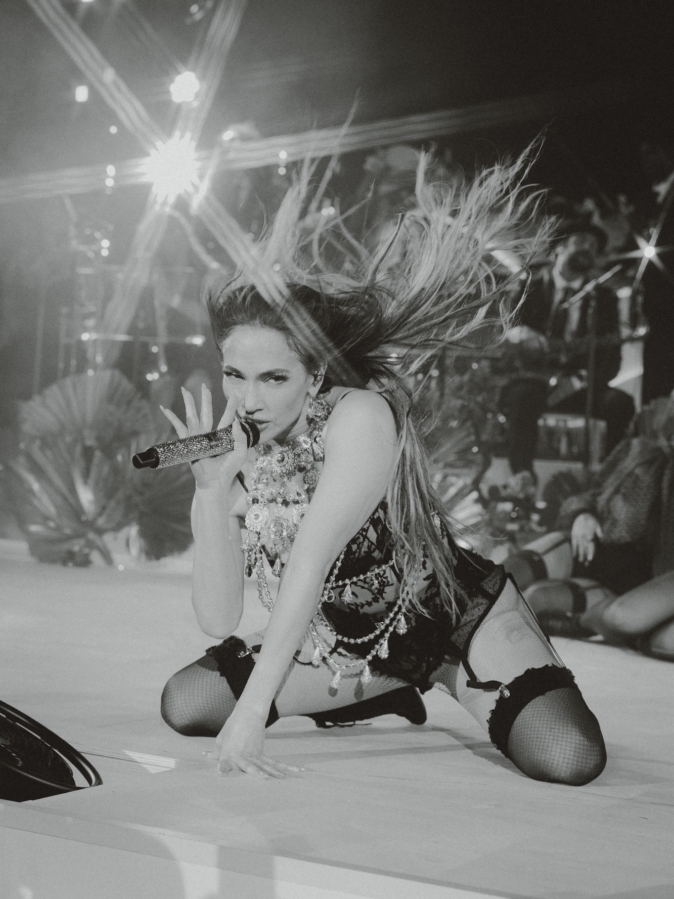 Jennifer Lopez diện đồ sexy đến show diễn-4694-2