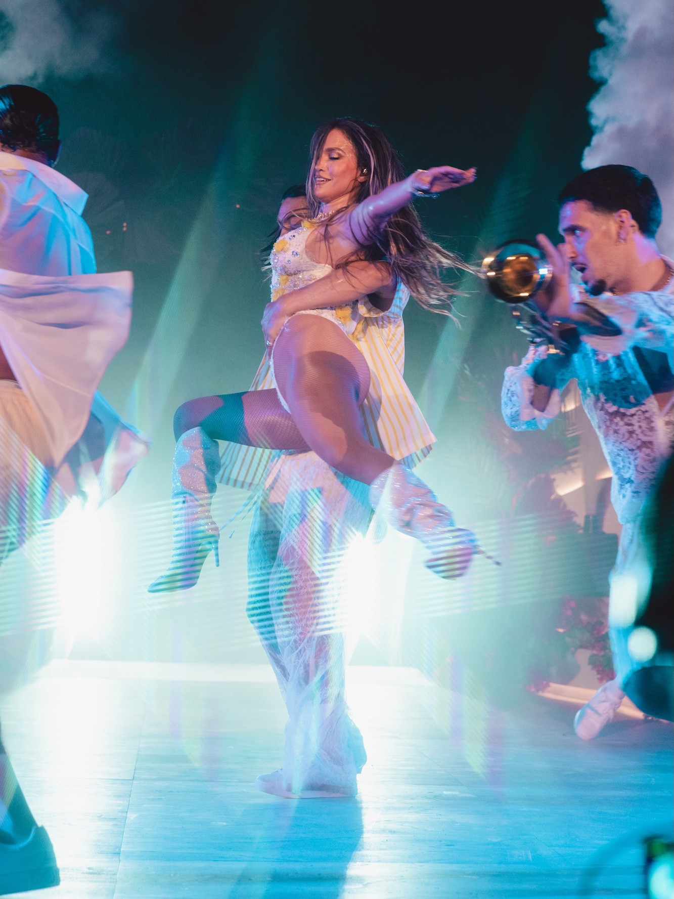 Jennifer Lopez diện đồ sexy đến show diễn-4694-4