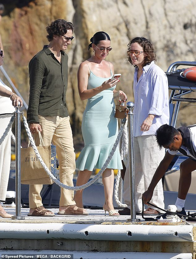 Katy Perry và Justin Trudeau selfie trong chuyến nghỉ mát-4776-1