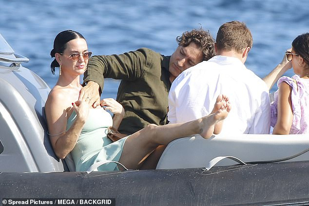 Katy Perry và Justin Trudeau selfie trong chuyến nghỉ mát-4776-2
