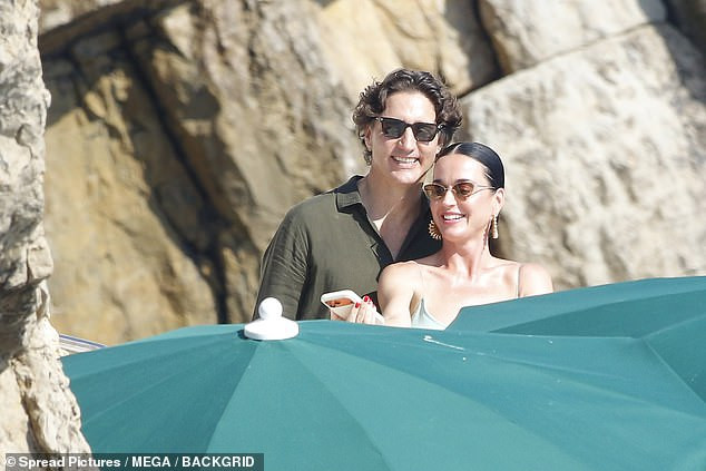Katy Perry và Justin Trudeau selfie trong chuyến nghỉ mát-4776-1