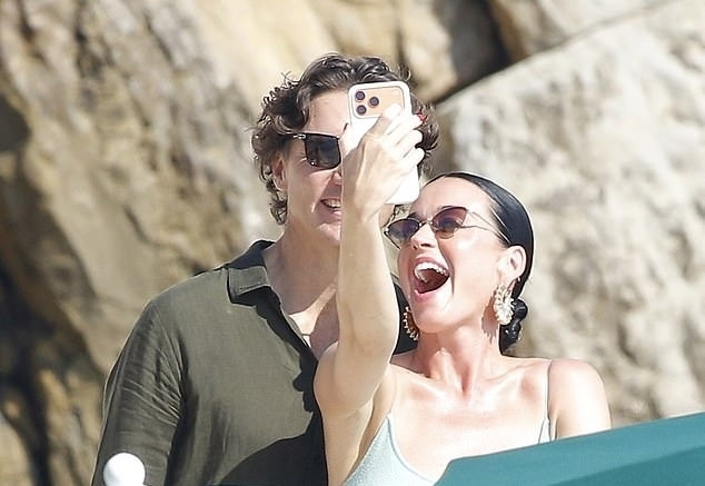Katy Perry và Justin Trudeau selfie trong chuyến nghỉ mát-4776-2