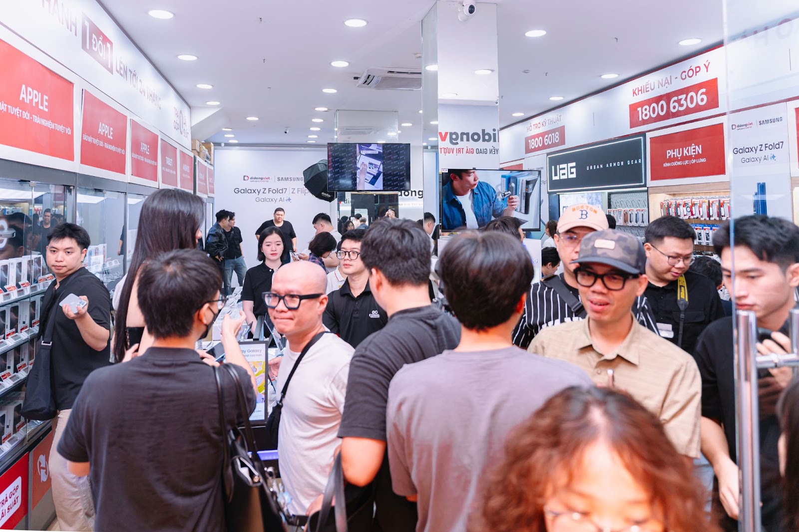 Nhạc sĩ Dương Khắc Linh và bà xã check-in cùng Samsung Galaxy Z Fold7-2015-1