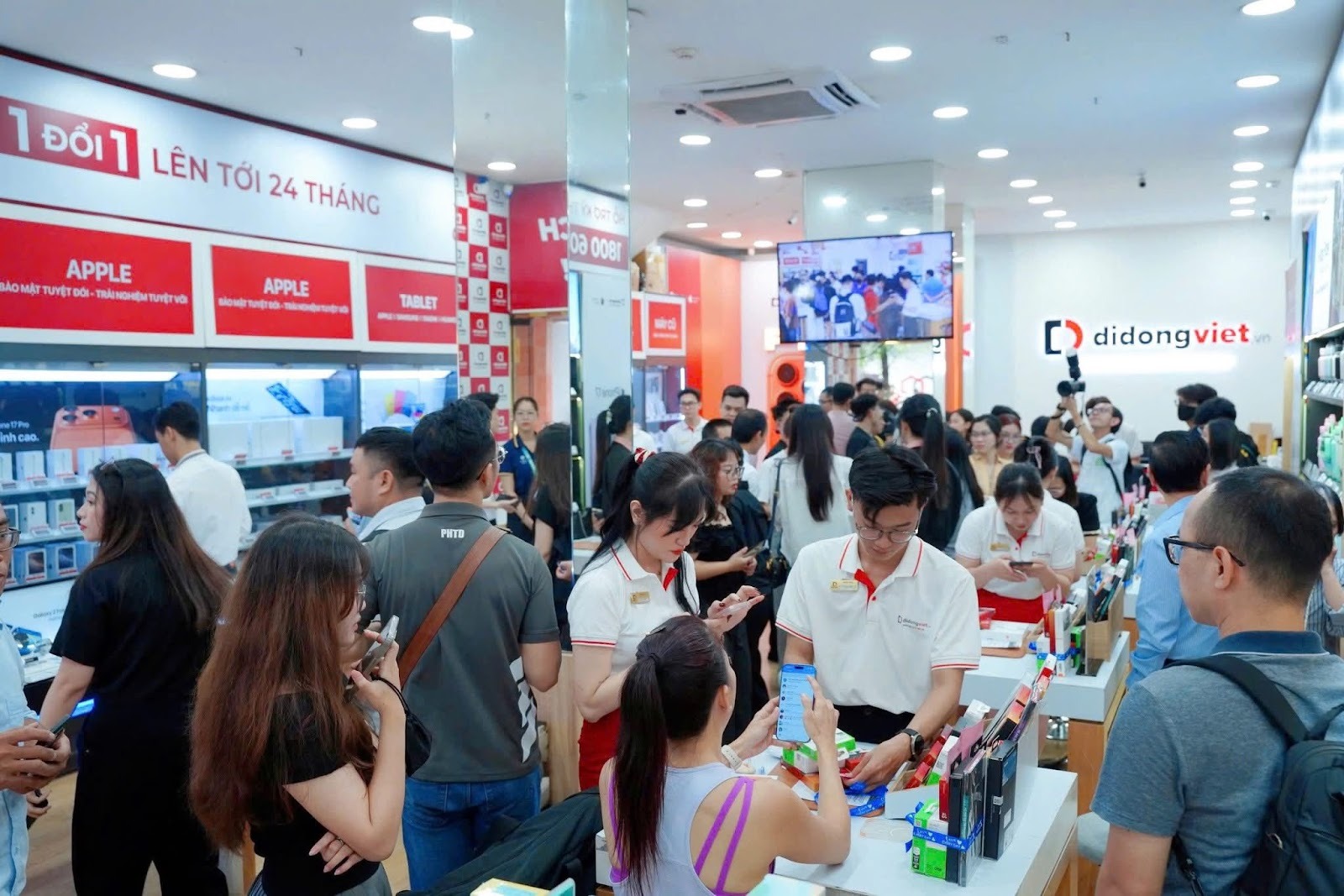 iPhone 17 Pro Max hút loạt Hoa hậu Việt cùng nhau tới Di Động Việt-2233-1