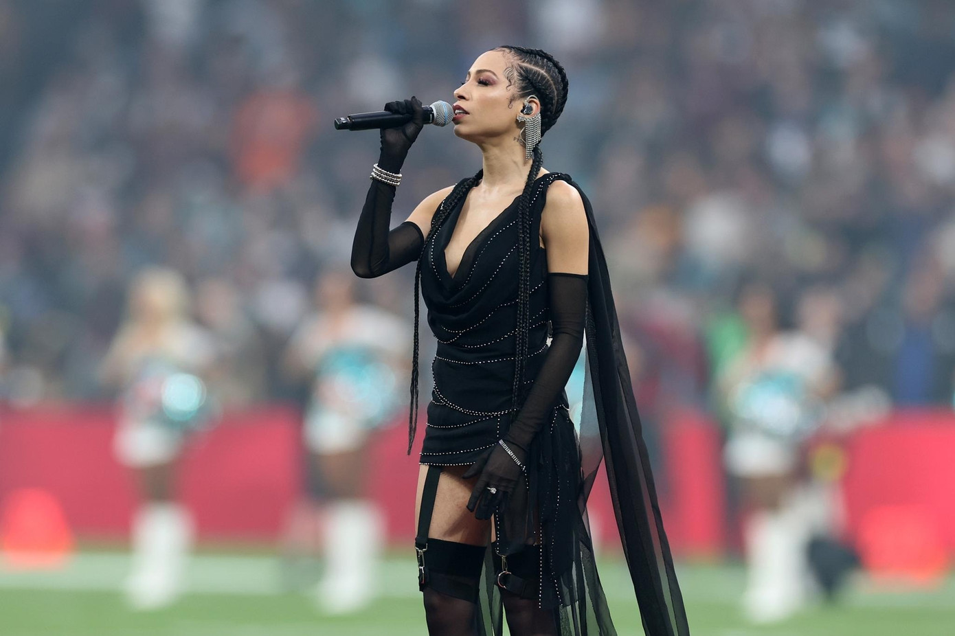 Khán giả phẫn nộ vì trang phục thiếu trang trọng của Karina.-2334-2