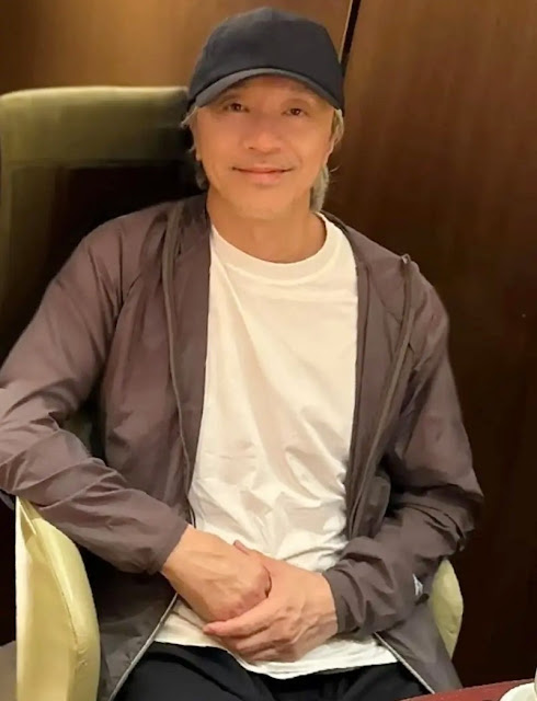 Châu Tinh Trì luôn xuất hiện với trang phục giản dị.-2396-2