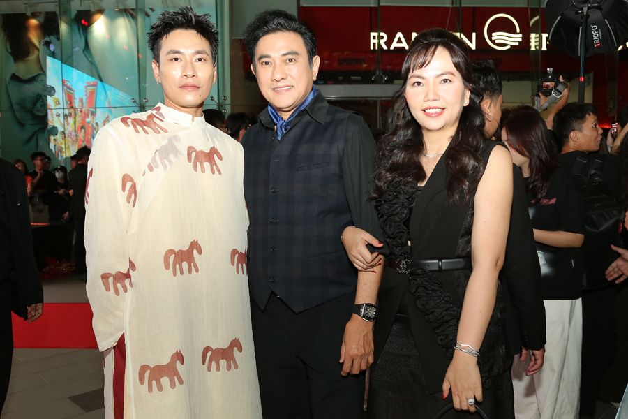 Hoàng Phúc tình tứ đi xem phim cùng bà xã Uyên Phương dịp cuối năm-2726-1