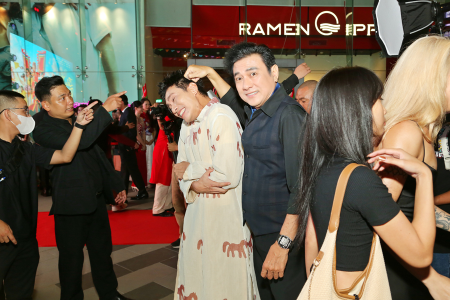 Hoàng Phúc tình tứ đi xem phim cùng bà xã Uyên Phương dịp cuối năm-2726-2