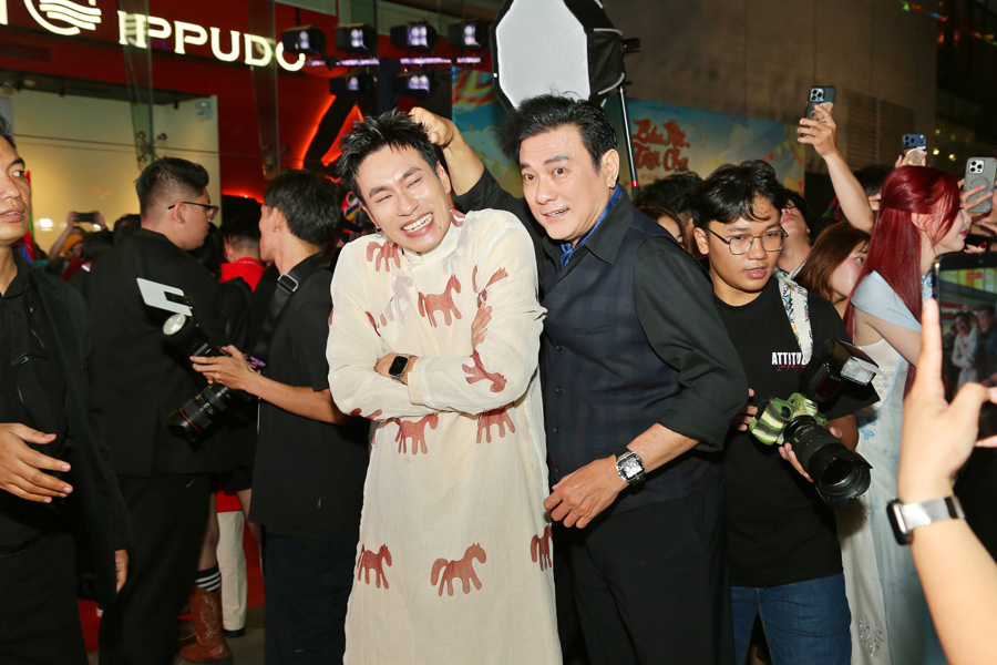 Hoàng Phúc tình tứ đi xem phim cùng bà xã Uyên Phương dịp cuối năm-2726-3