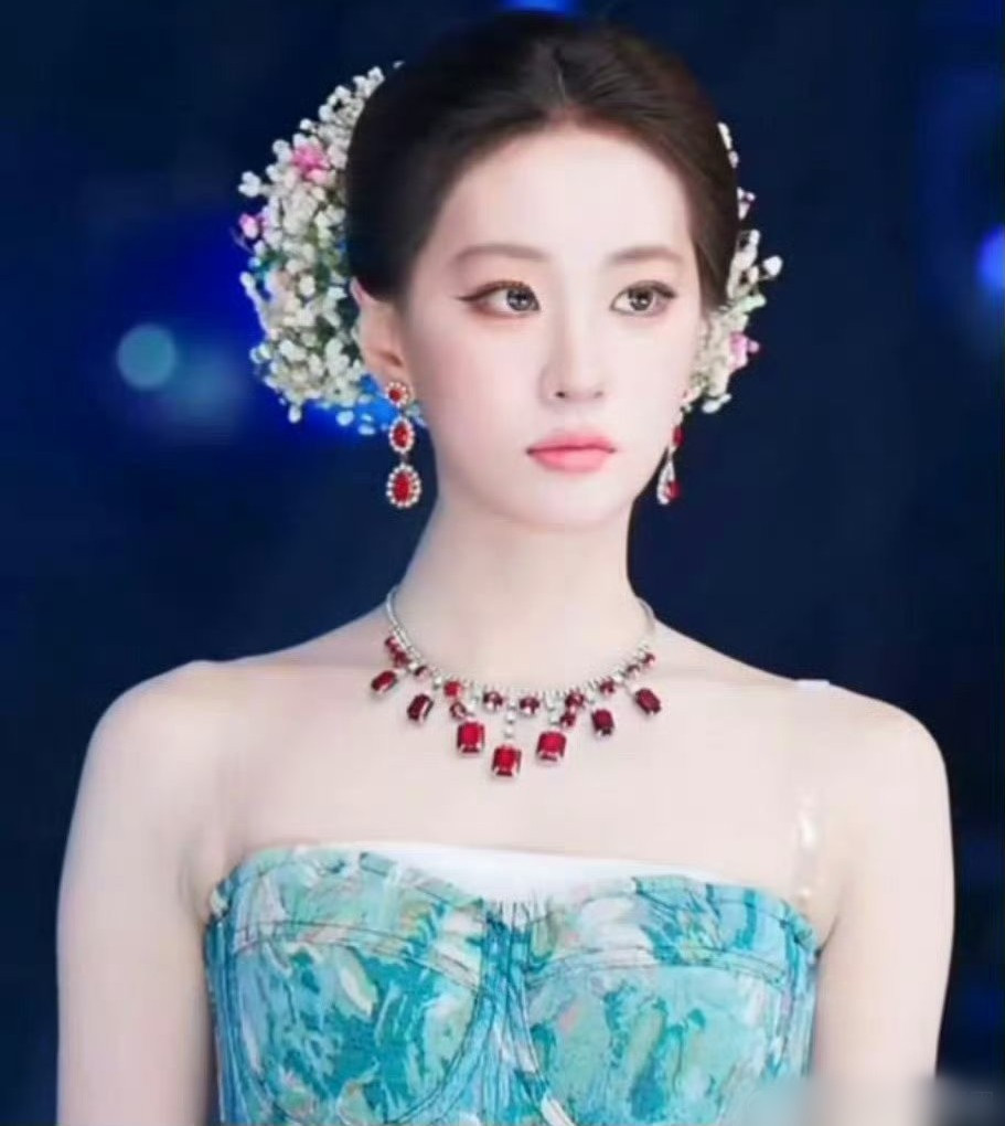 Liễu Liễu bắt chước cách trang điểm của Lưu Diệc Phi-2434-1